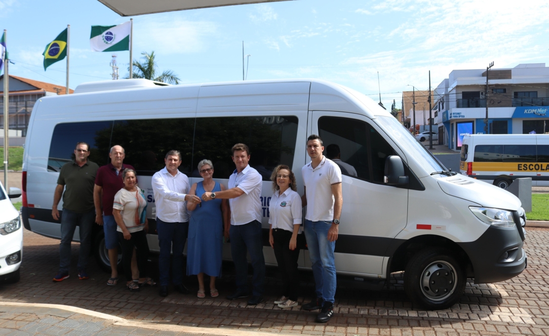 Prefeitura Entrega Nova Van Adaptada à Secretaria de Saúde para Melhorar Trans...
