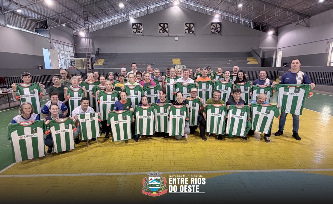 ENTREGA DE UNIFORMES PARA ATLETAS DA TERCEIRA IDADE