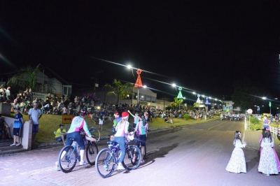 Desfile Natalino é realizado com sucesso em Entre Rios do Oeste