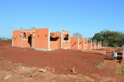 Obras das casas populares seguem em ritmo acelerado