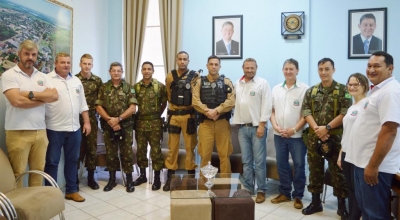 Prefeito recebe visita de oficiais do Exército e BPFron