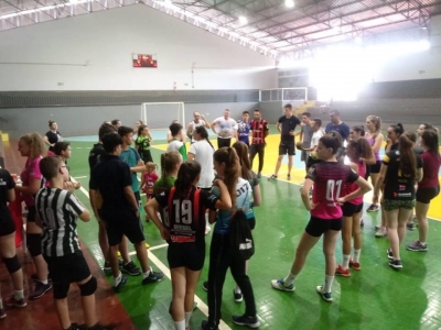 1º ENCONTRO DE HANDEBOL É REALIZADO EM DE ENTRE RIOS DO OESTE