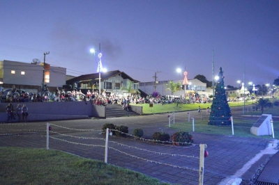 ABERTURA DO TEMPO NATALINO REÚNE CENTENAS DE PESSOAS