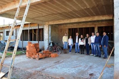 VEREADORES E SECRETÁRIOS VISTORIAM OBRA DA NOVA CRECHE