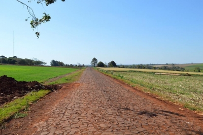 PAVIMENTAÇÃO COM PEDRAS IRREGULARES NO INTERIOR PROPORCIONAM MAIS AGILIDADE E SEGURANÇA NO ESCOAMENTO DA PRODUÇÃO