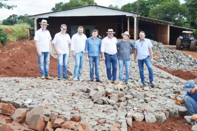 Acessos e pátios de propriedades rurais de Entre Rios do Oeste recebem melhorias