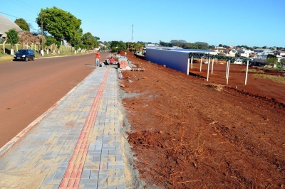 PAVIMENTAÇÃO DAS CALÇADAS E PEDRAS IRREGULARES GARANTE SEGURANÇA PARA ALUNOS E MORADORES DAS RUAS MAURICIO CARDOSO, PAIM
