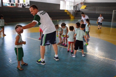 CRIANÇAS DO CMEI PADRE EMÍLIO PARTICIPAM DE PROJETO DE INICIAÇÃO ESPORTIVA