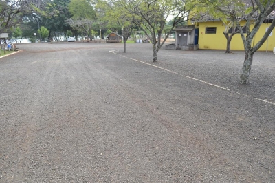 A Administração Municipal através das Secretarias de Indústria e Comércio e Viação e Obras,  realizam manutenção no Parq
