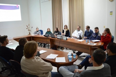 SECRETÁRIOS E AUXILIARES ADMINISTRATIVOS RECEBEM ORIENTAÇÕES SOBRE NOVAS LICITAÇÕES