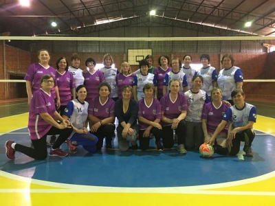 Realizado em Entre Rios do Oeste,  amistoso de vôlei gigante