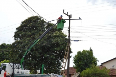 COMEÇAM A SER SUBSTITUÍDAS LAMPADAS DA RUA AMAZONAS