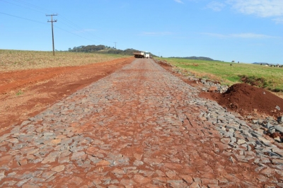 Mais uma estrada recebe pavimentação poliédrica em Entre Rios do Oeste