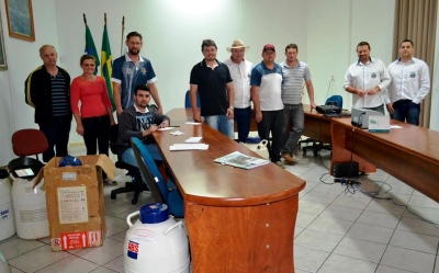 SECRETARIA DE AGRICULTURA REALIZA ENTREGA DE SÊMEN BOVINO A PRODUTORES