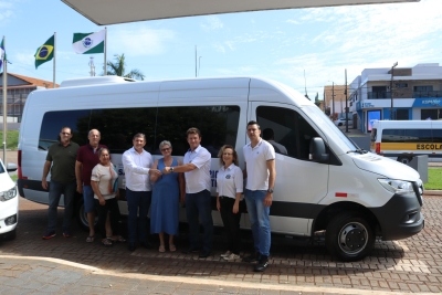 Prefeitura Entrega Nova Van Adaptada à Secretaria de Saúde para Melhorar Transporte de Pacientes