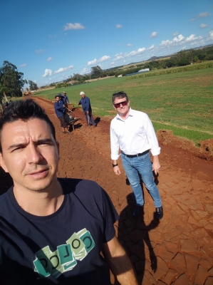 Prefeito Jair Bokorni e Vice Robinho acompanham início das obras de manutenção nas estradas rurais