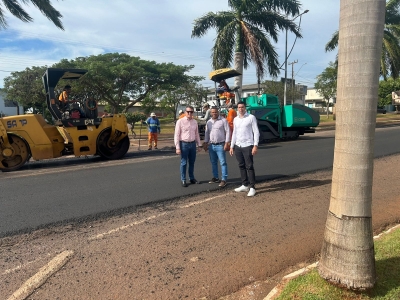 Prefeito Jair Bokorni e vice Robinho acompanham obras na Avenida Tocantins
