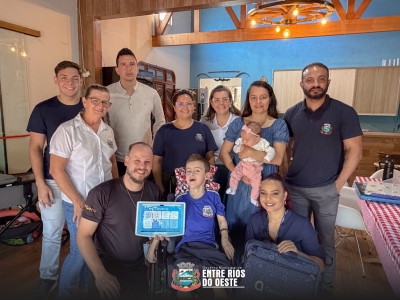 TRANSFORMANDO VIDAS: O TABLET DO PROJETO POR UM FUTURO INCLUSIVO