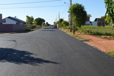 Ruas do Loteamento Pôr do Sol II recebem asfalto